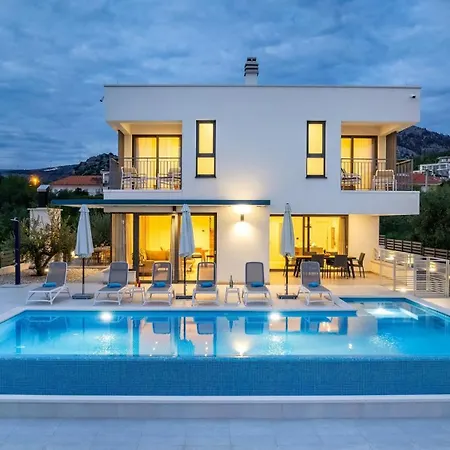 Consido, A 3-bedroom Retreat With Sea Views *