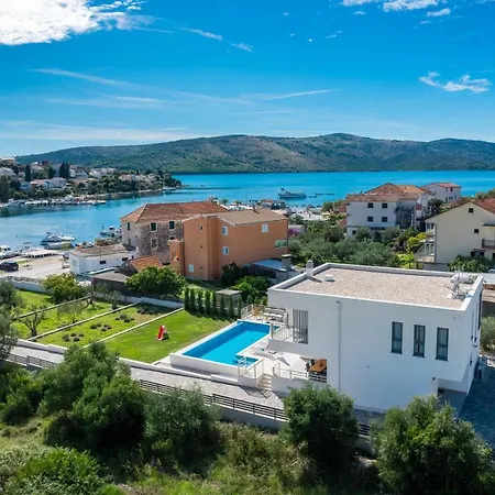 Consido, A 3-bedroom Retreat With Sea Views Villa *