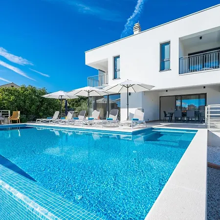 Consido, A 3-bedroom Retreat With Sea Views *