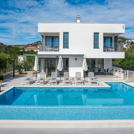 Consido, A 3-bedroom Retreat With Sea Views Villa *