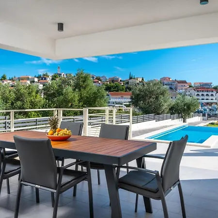 Consido, A 3-bedroom Retreat With Sea Views Villa Seget Vranjica