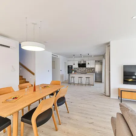 Consido, A 3-bedroom Retreat With Sea Views *