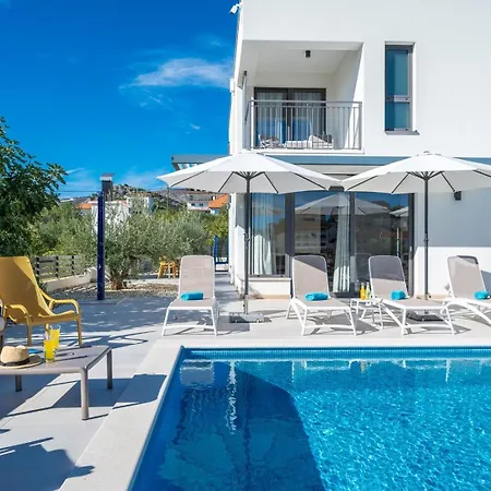 Consido, A 3-bedroom Retreat With Sea Views Villa *