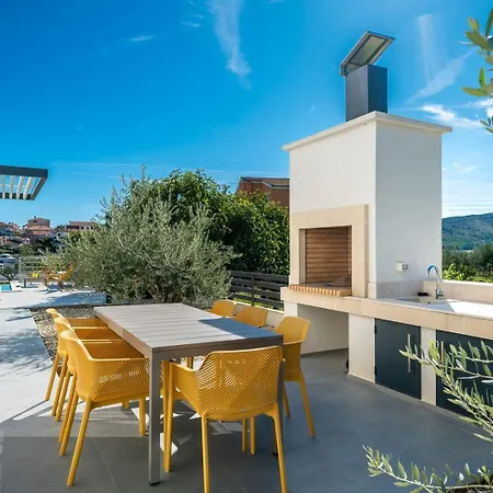 Consido, A 3-bedroom Retreat With Sea Views *