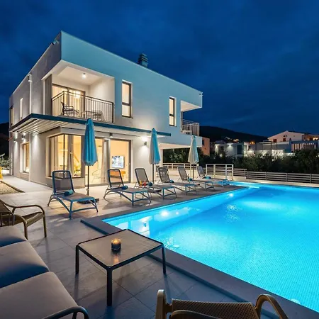 Villa Consido, A 3-bedroom Retreat With Sea Views