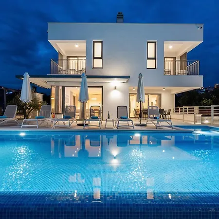 Consido, A 3-bedroom Retreat With Sea Views Villa *