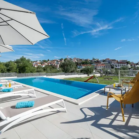 Consido, A 3-bedroom Retreat With Sea Views * Seget Vranjica