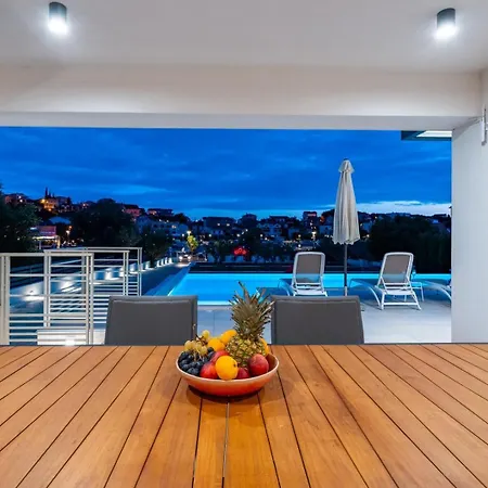 Consido, A 3-bedroom Retreat With Sea Views Villa *