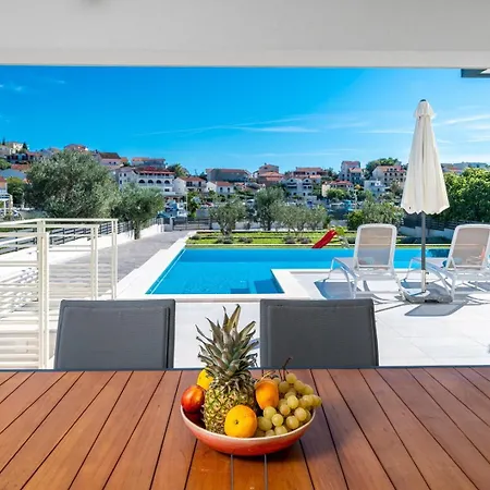 Consido, A 3-bedroom Retreat With Sea Views *
