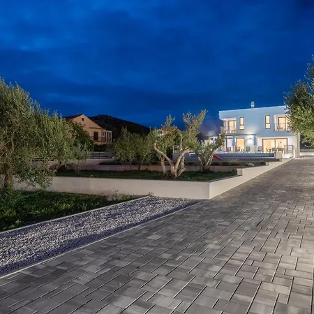 Consido, A 3-bedroom Retreat With Sea Views