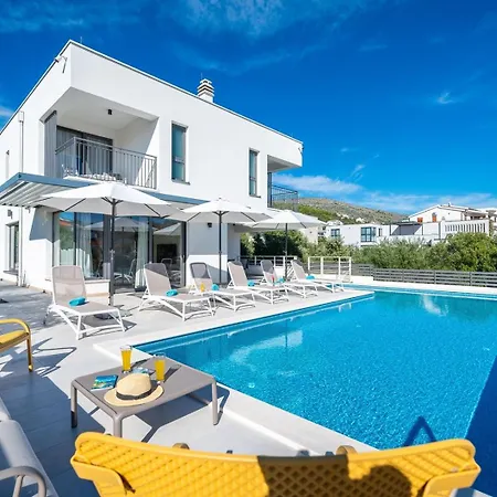 Consido, A 3-bedroom Retreat With Sea Views Villa