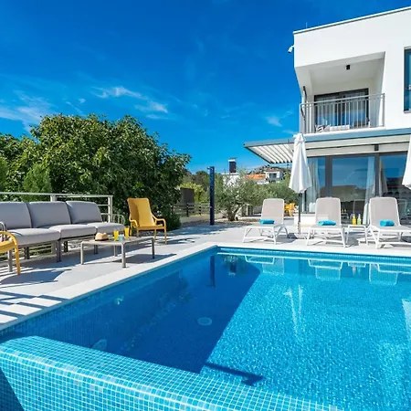 Consido, A 3-bedroom Retreat With Sea Views Villa Seget Vranjica